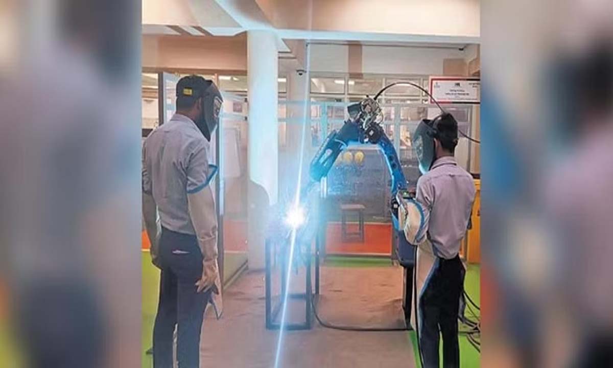 नए औद्योगिक कार्यबल तैयार करने के लिए हमारे आईटीआई को चमकाना
