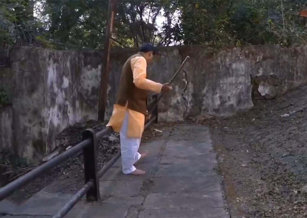 भाजपा नेता जुटे मंदिरों की सफाई में, देखें वीडियो
