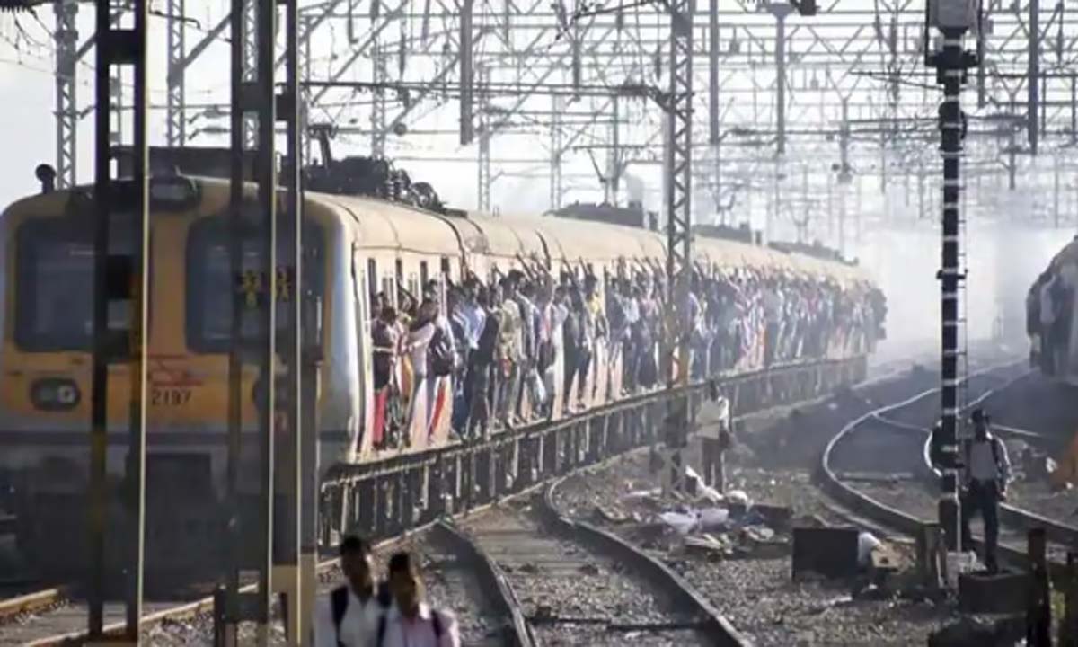 मुंबई के पास सिग्नलिंग कार्य के दौरान तीन रेलवे कर्मचारी लोकल ट्रेन की चपेट में आ गए