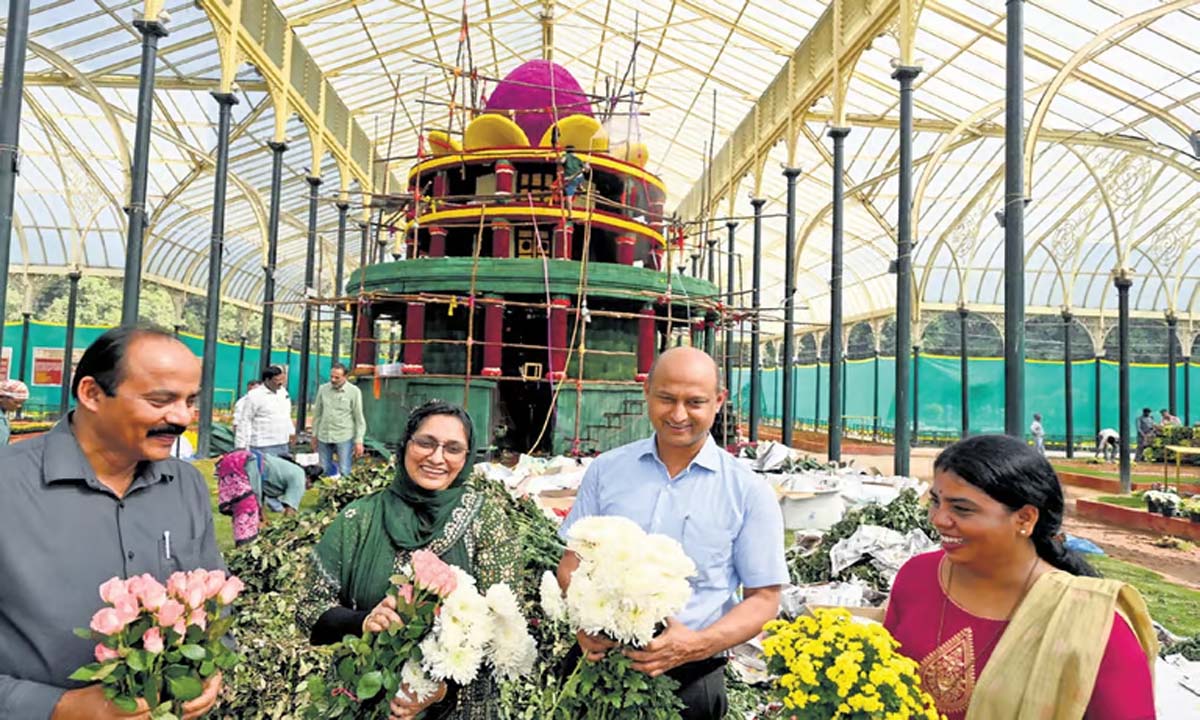 BENGALURU: लालबाग शो के लिए बसवन्ना की प्रतिमा बनाने में 32 लाख फूलों का इस्तेमाल किया