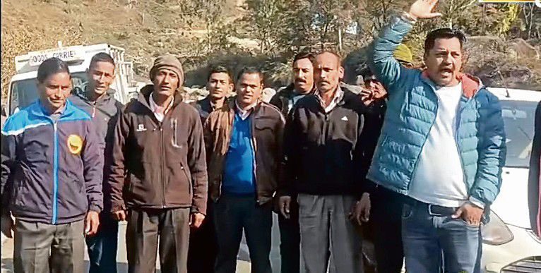 Himachal : लोकसभा चुनाव के लिए कांगड़ा में मतदाताओं तक पहुंच रही हैं कांग्रेस, भाजपा