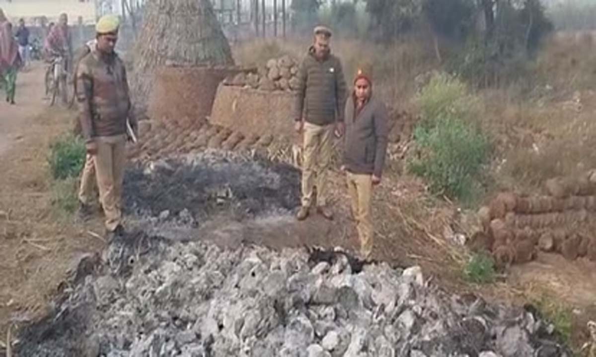 हत्या कर शव को बिटौड़े में रखकर जलाया