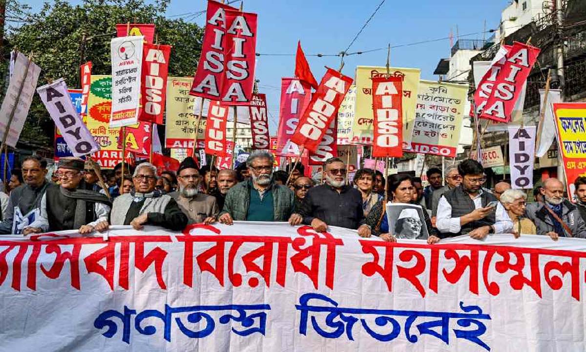 Congress-CPM: नरेंद्र मोदी और ममता बनर्जी एक ही राजनीति का अनुसरण