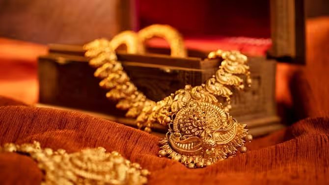 Business : भारत में आज 24 कैरेट, 22 कैरेट सोने की कीमत में बढ़ोतरी दर्ज की गई