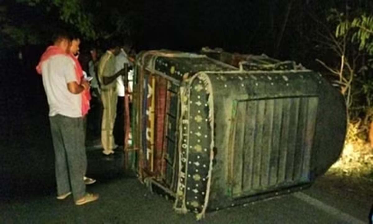 वाहन पलटने से बिहार निवासी श्रमिक की मौत