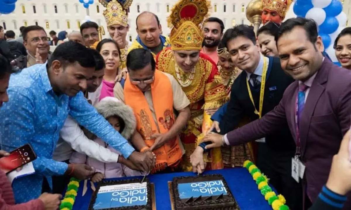 भगवान राम, सीता और लक्ष्मण के महाकाव्य अवतारों को अपनाया इंडिगो स्टाफ