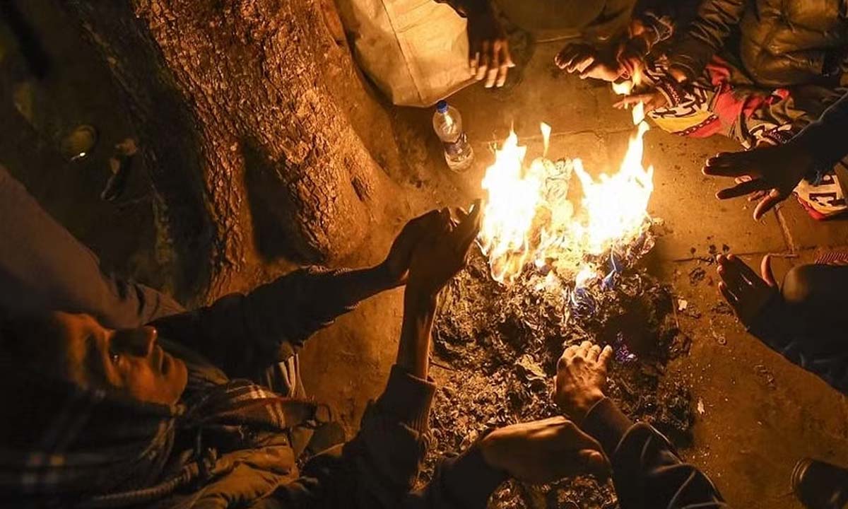 Noida: झुग्गी बस्ती में अलाव से आग लगने से एक की मौत