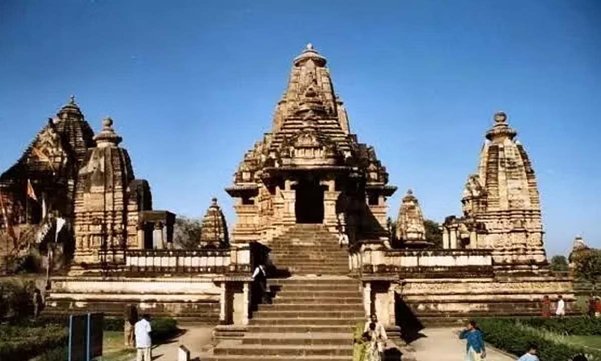 Arunachal Pradesh: नए साल का दिन मालिनीथान मंदिर में भक्तों एकत्र हुए
