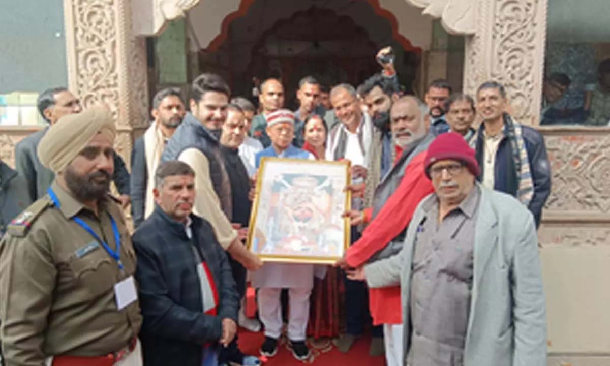 राज्यपाल ने जाखू मंदिर में स्वच्छता अभियान चलाया