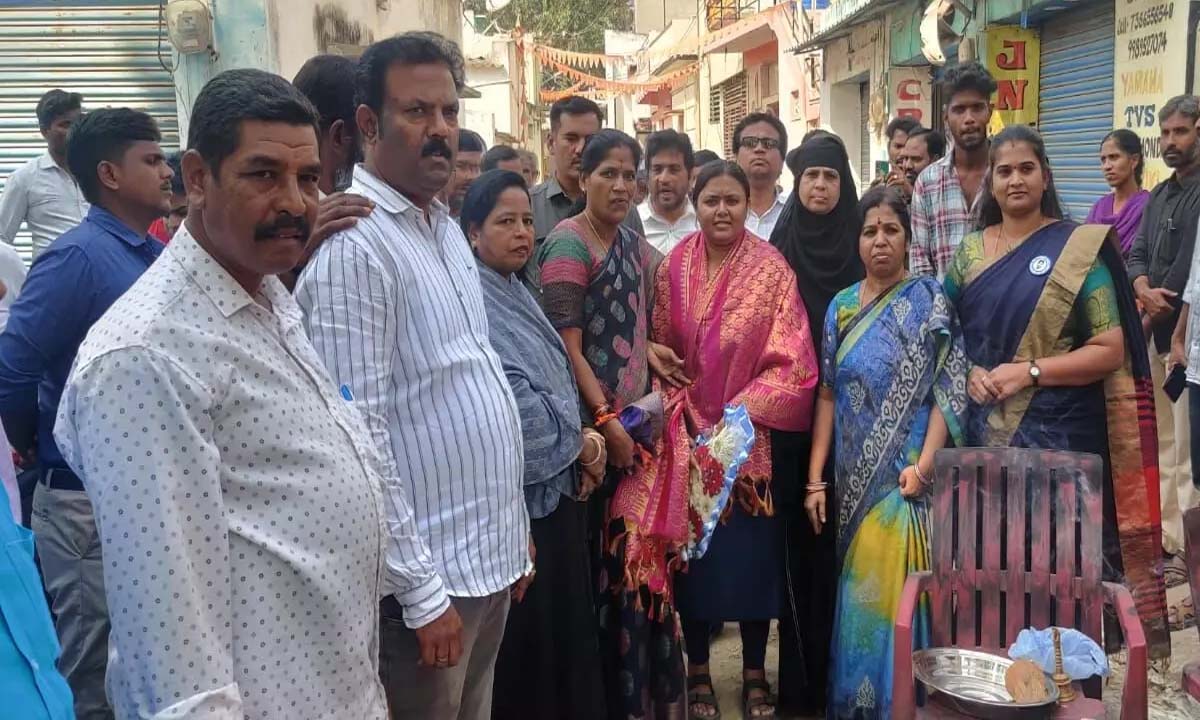 हिंदूपुर वाईएसआरसीपी प्रभारी दीपिका ने सीसी सड़कों का किया शिलान्यास