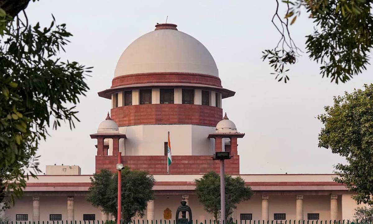 Contempt matter: सुप्रीम कोर्ट ने वकील से निंदनीय आरोपों के लिए न्यायाधीशों से उचित माफी मांगने को कहा