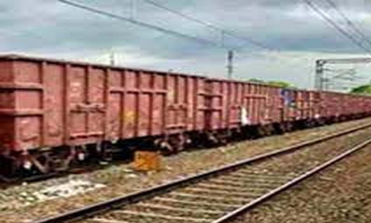 दो स्कूली बच्चों की मालगाड़ी से कटकर मौत