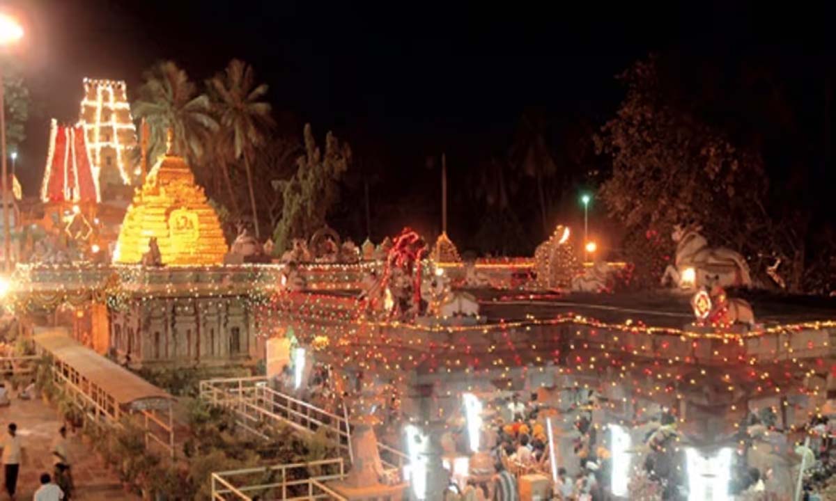 Andhra Pradesh: श्रीशैलम मंदिर के अधिकारियों ने भोगी मंटालु का आयोजन किया