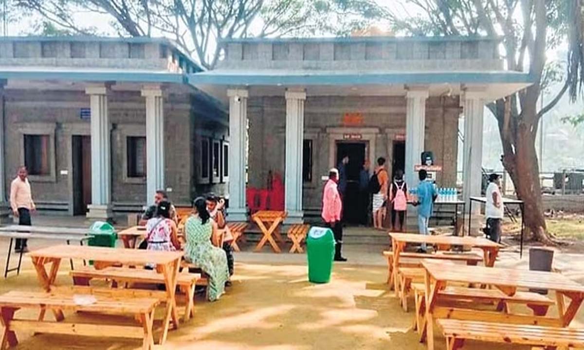 Karnataka: एएसआई ने हम्पी में पर्यटकों के लिए टॉयलेट, कैफे लॉन्च किए