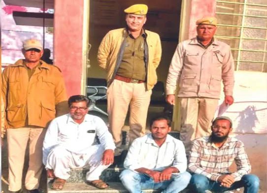 युवक को चोरी के शक में ग्रामीणों द्वारा मारपीट, 3 गिरफ्तार
