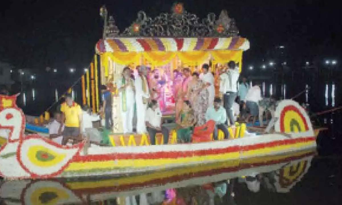 ओंगोल: थेप्पोत्सवम, पारुवेता उत्सवम आयोजित