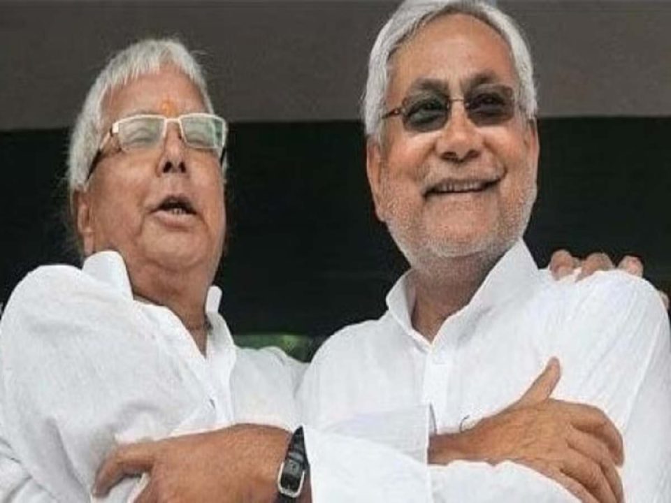 बिहार में सियासी सरगर्मी तेज, जदयू अध्यक्ष नीतीश कुमार से मिलने पहुंचे लालू-तेजस्वी