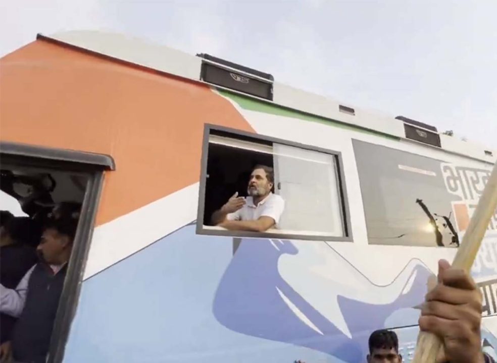 नारेबाजी के बीच अचानक बस से उतरने लगे कांग्रेस नेता राहुल गांधी, सुरक्षाकर्मियों में हड़कंप