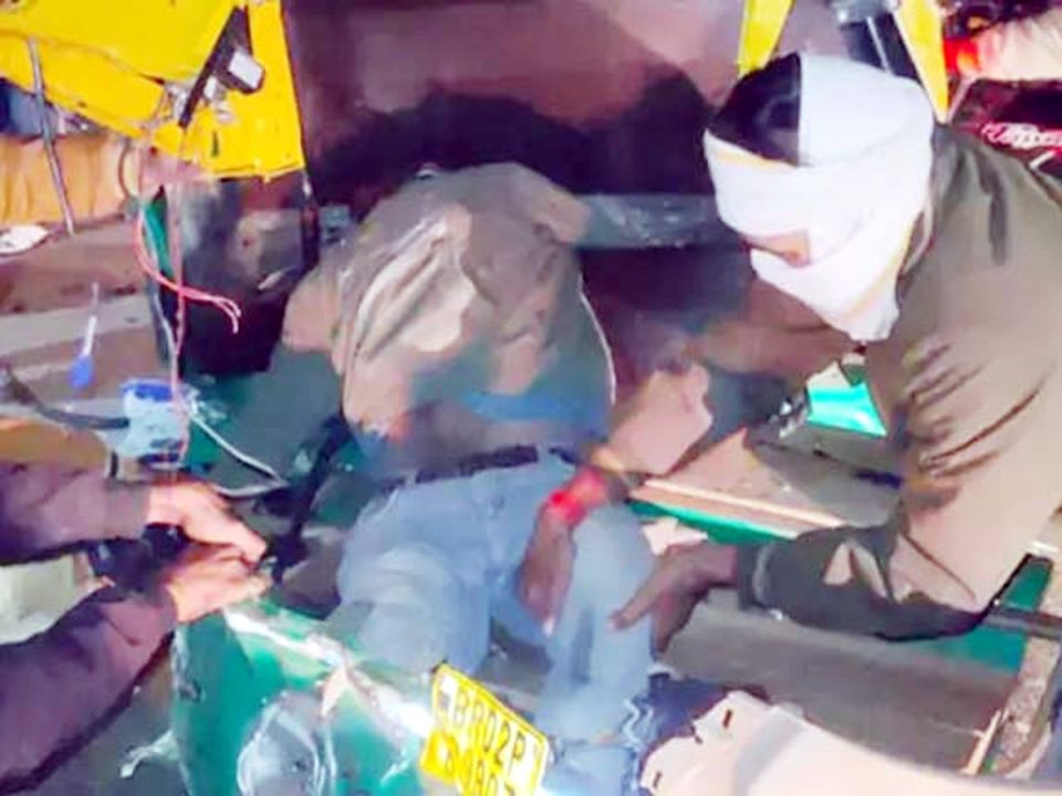 ट्रक और ऑटो की टक्कर से भीषण सड़क हादसा