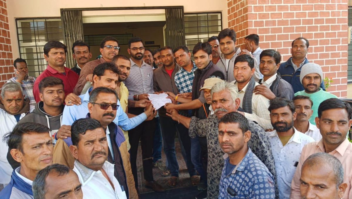 घोडा रोज से परेशान किसानो ने मुख्यमंत्री के नाम पर सौंपा ज्ञापन