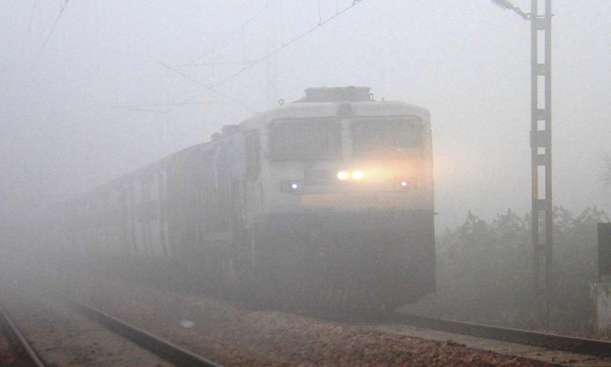 New Delhi: उत्तर और पूर्वोत्तर भारत के कुछ हिस्सों में कोहरा दृश्यता, रेल यातायात को प्रभावित