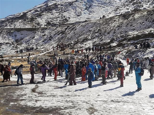 Himachal : बर्फबारी के बाद अटल टनल क्षेत्र में पर्यटकों की भीड़ उमड़ पड़ी है