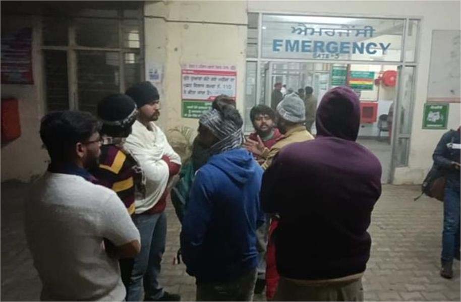 तेजधार हथियारों से लैस 2 पक्षों में खूनी झड़प, 4 गंभीर घायल