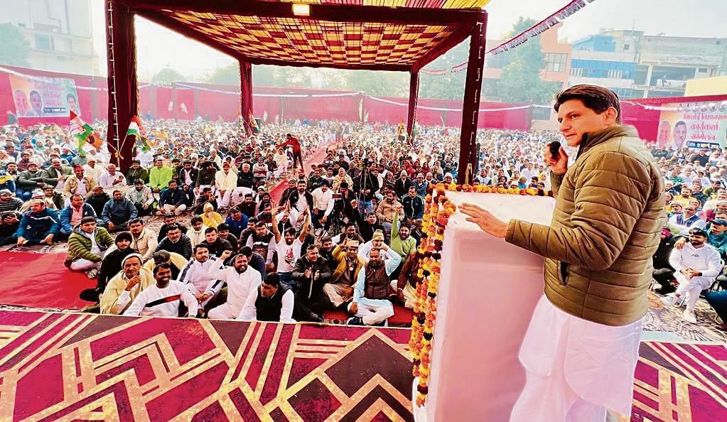 Haryana : रोहतक में भाजपा और कांग्रेस के कार्यकर्ताओं के जुटने से राजनीतिक हलचल तेज हो गई