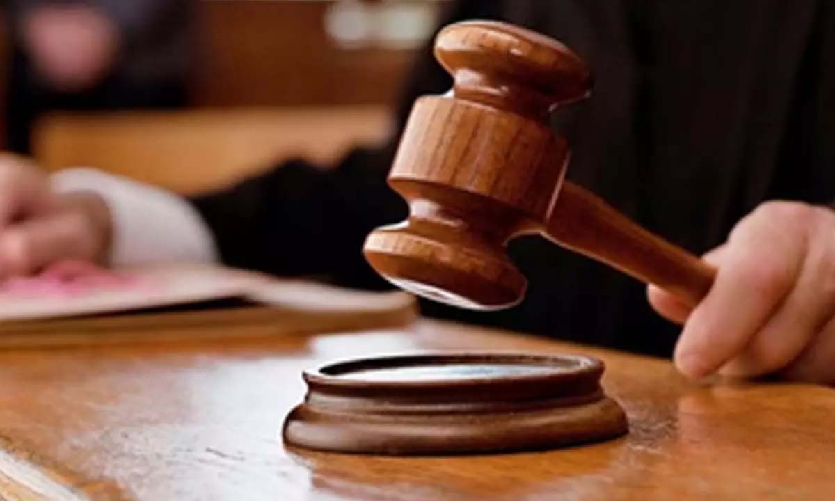 सत्तारूढ़ पार्टी के घोटाले से प्रभावित गुट के सदस्यों पर अभियोजकों द्वारा अभियोग लगाया