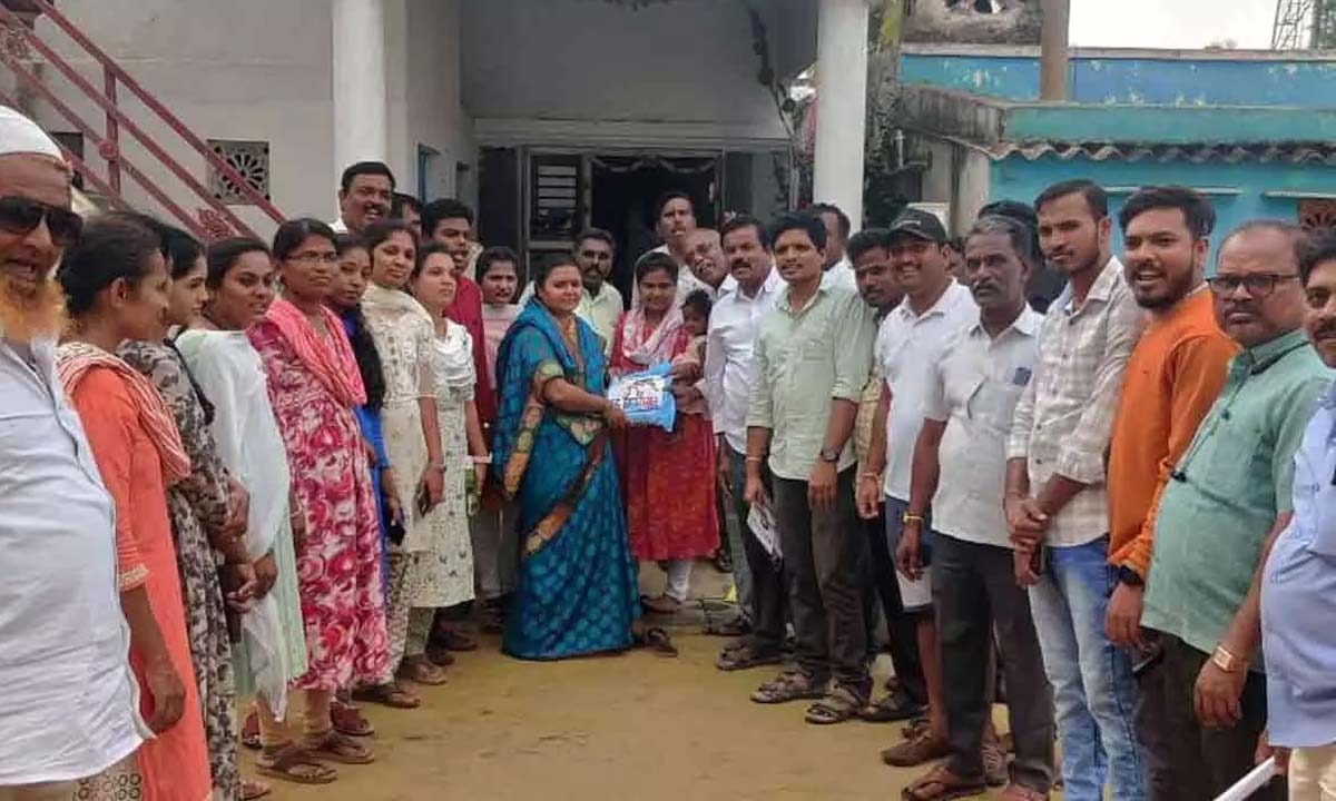 Hindupur: YSRCP प्रभारी दीपिका गडपा गडपाकु मन प्रभुत्वम में भाग लेती