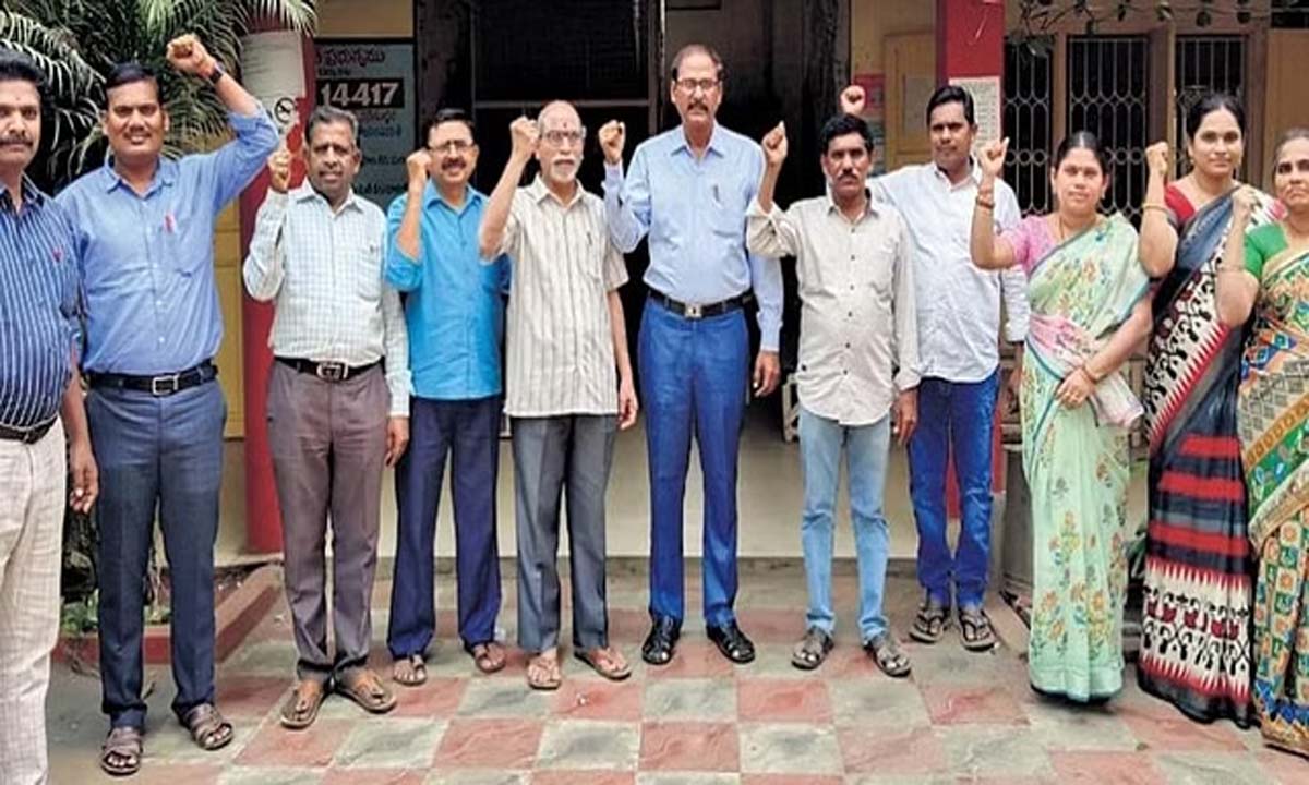 Andhra Pradesh: नगरपालिका शिक्षकों ने विरोध प्रदर्शन किया, जीओ 84 को रद्द करने की मांग