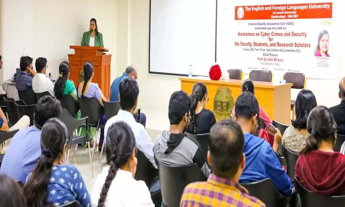 EFLU साइबर अपराध और सुरक्षा पर एक वार्ता करता है आयोजित