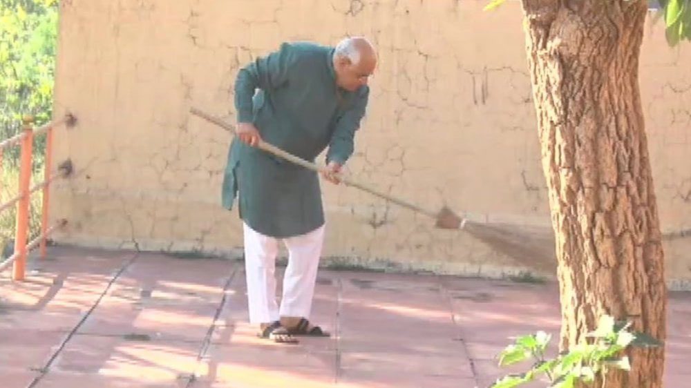 Gujarat : धार्मिक स्थलों पर सफाई अभियान, सीएम भूपेन्द्र पटेल ने धोलेश्वर महादेव में सफाई की