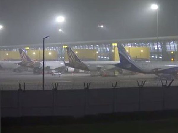 Delhi : कोहरे के बीच कम दृश्यता के कारण दिल्ली में उड़ानें, ट्रेनें विलंबित हुईं