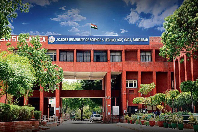Faridabad: जेसी बोस यूनिवर्सिटी के शिक्षकों ने प्रमोशन की मांग की, अनशन पर बैठे