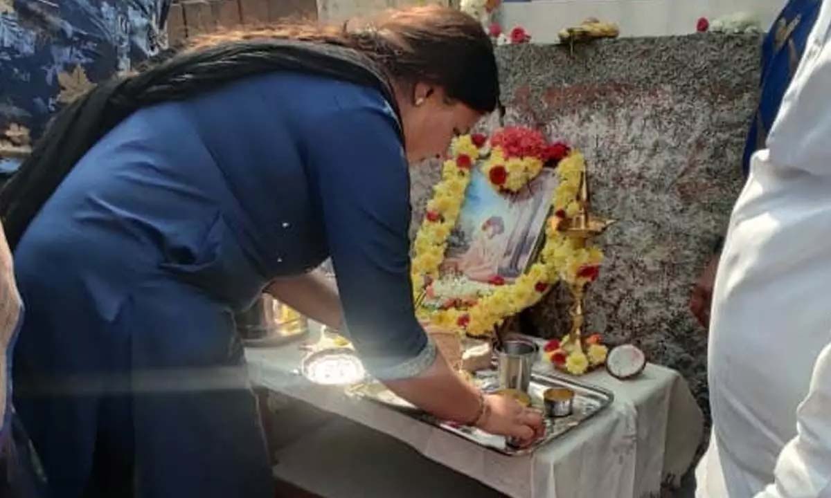हिंदूपुर वाईएसआरसीपी प्रभारी दीपिका ने कोटनुरु में वेमना को श्रद्धांजलि दी