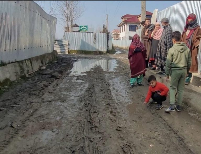 Jammu and Kashmir : लंगेट इलाके में सड़क जर्जर, स्थानीय लोगों को परेशानी