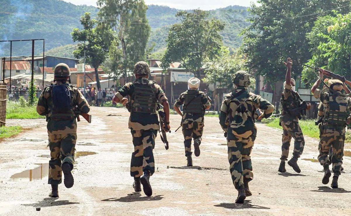 सुरक्षाबलों पर हमला, बीएसएफ के तीन जवान घायल
