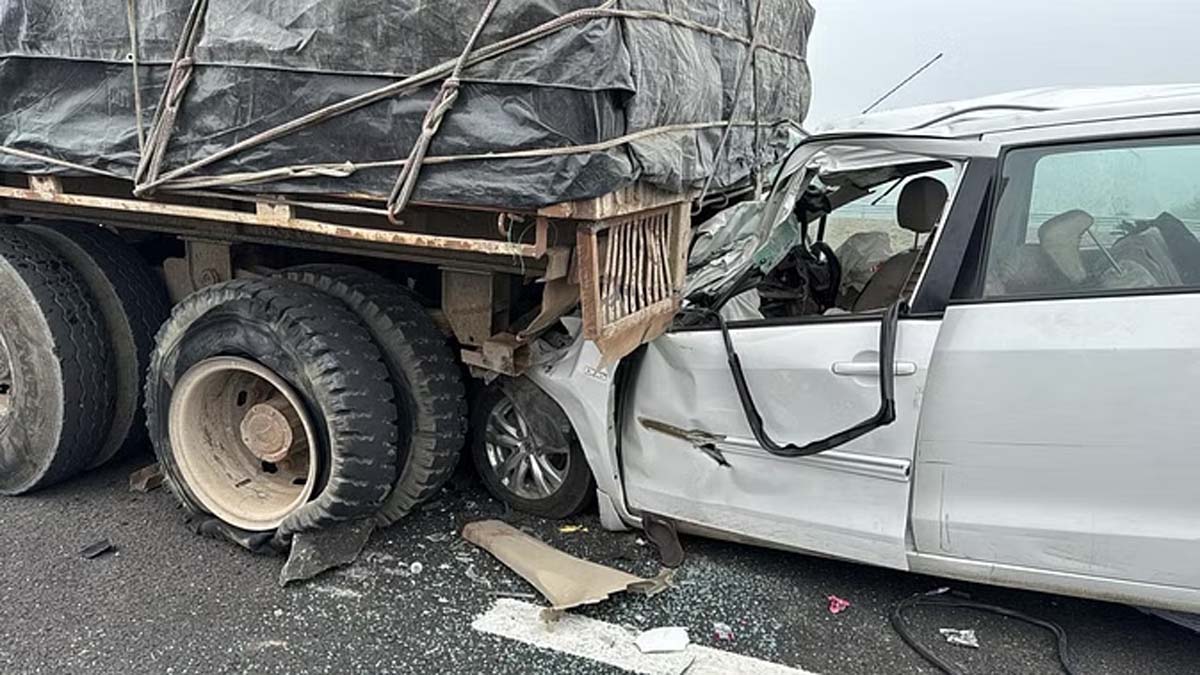 नए साल की पहली सुबह खून से लाल हुई सड़क...ट्रॉले से टकराई कार, 2 महिलाओं की मौत