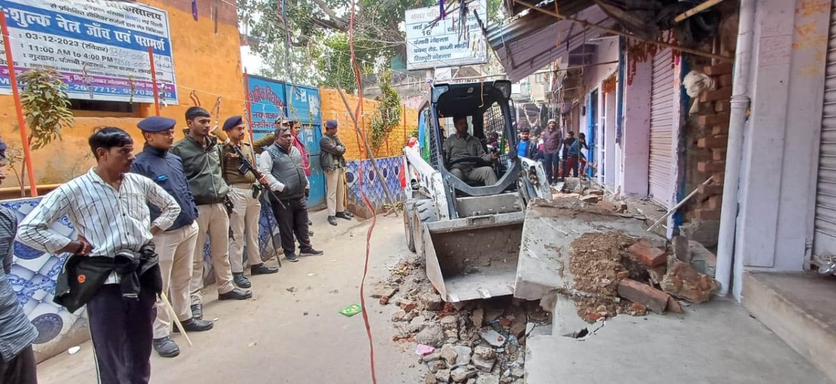 नगर परिषद के तत्वावधान में शहर से हटाया गया अतिक्रमण।