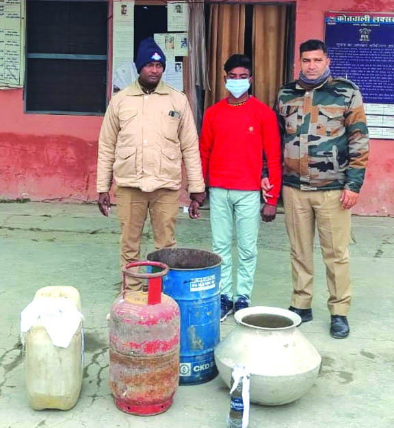 अवैध शराब बनाते हुए एक आरोपी गिरफ्तार