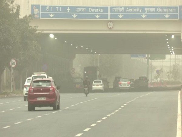 Delhi : शीतलहर ने राजधानी को ठिठुराया, रिज क्षेत्र में न्यूनतम तापमान -0.3°C दर्ज किया गया
