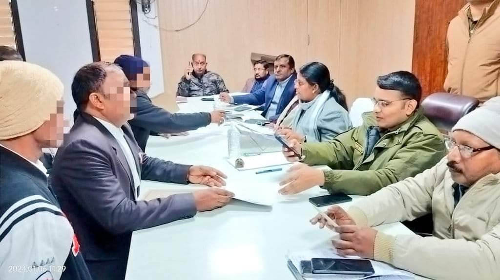 अधिकारी द्वारा सम्पूर्ण समाधान दिवस के अवसर पर तहसील सदर में जनसमस्याओं को सुना गया