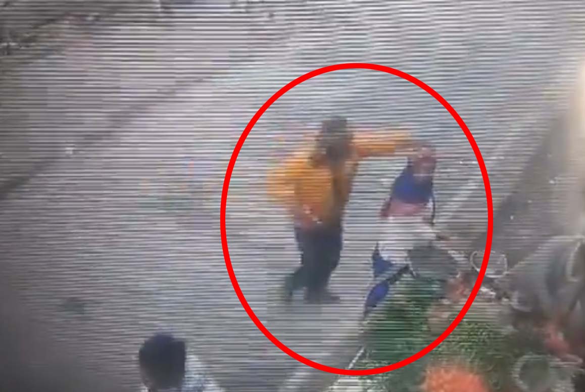 Husband's fierce form seen on the road, he attacked his wife with scissors, see the scene