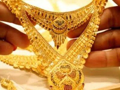Business : भारत में आज लगातार तीसरे दिन 24 कैरेट, 22 कैरेट सोने की कीमत में गिरावट आई