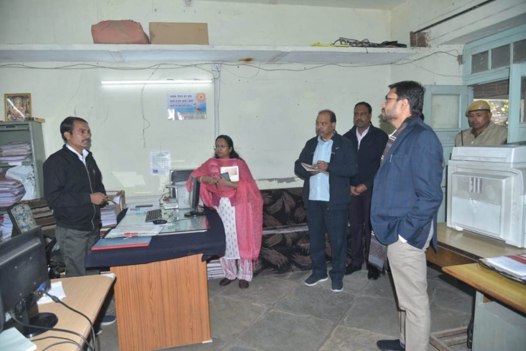 जिला कलक्टर नमित मेहता ने किया जिला कलेक्ट्रेट कार्यालय के विभिन्न अनुभागों का निरीक्षण