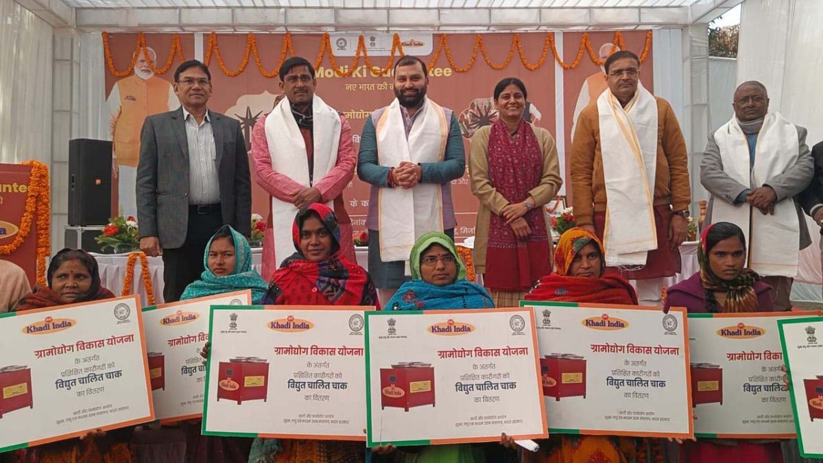 केन्द्रीय राज्यमंत्री ने नये चयनित लाभार्थियों को वितरित किया आवास की चाभी