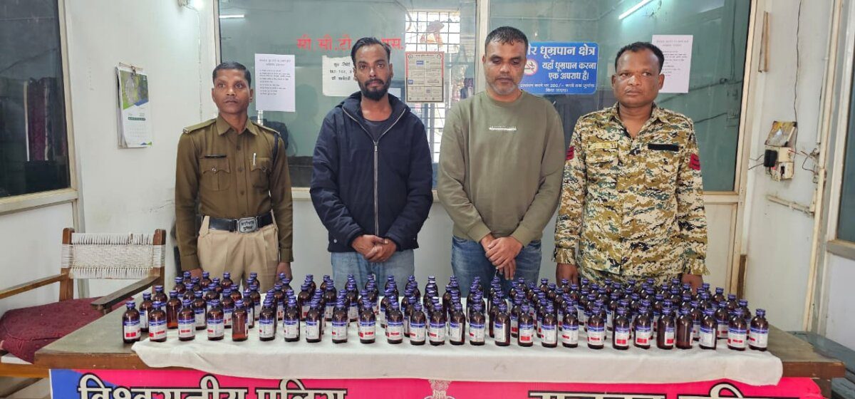 50 नशीली सिरप के साथ तीन गिरफ्तार