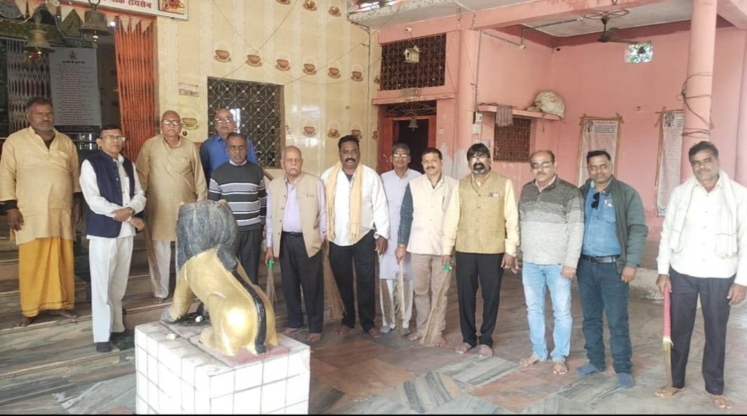हरसिद्धि माता मंदिर परवरिया परिसर में समिति सदस्यों ने साफ सफाई कर बहाया पसीना