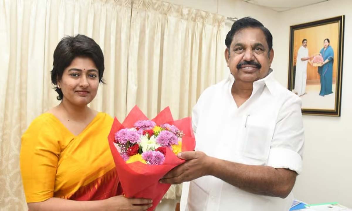 तमिल अभिनेता गायत्री रघुराम ईपीएस से मिले, अन्नाद्रमुक में शामिल हुए